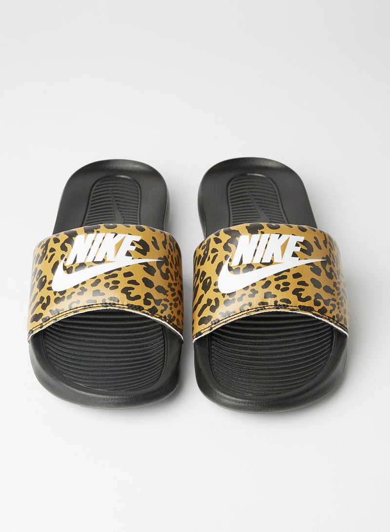 Nike - Victori One Printed Slides Chutney/White-Black - Image 1
