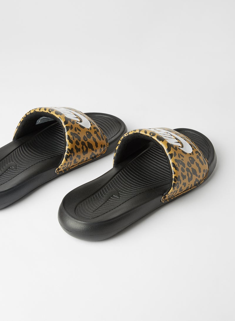 Nike - Victori One Printed Slides Chutney/White-Black - Image 1