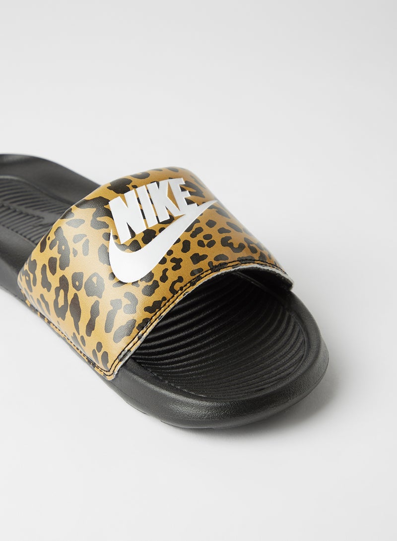 Nike - Victori One Printed Slides Chutney/White-Black - Image 1