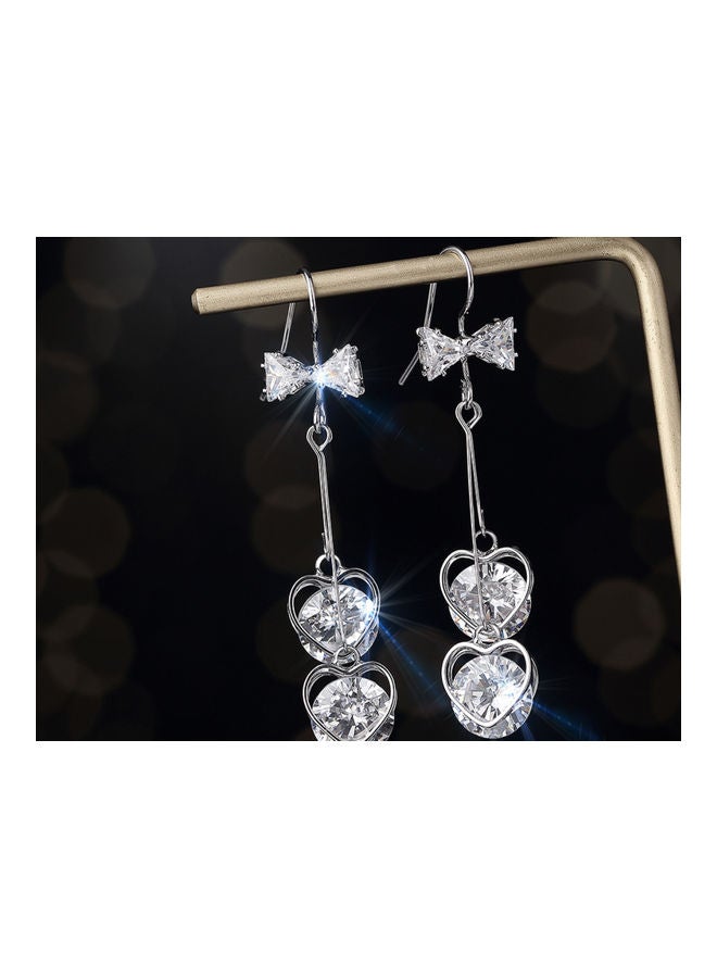 جونسون آند جونسون أقراط متدلية مرصعة بالزركونيا مزيّنة بتصميم عقدة فيونكة - Image 2