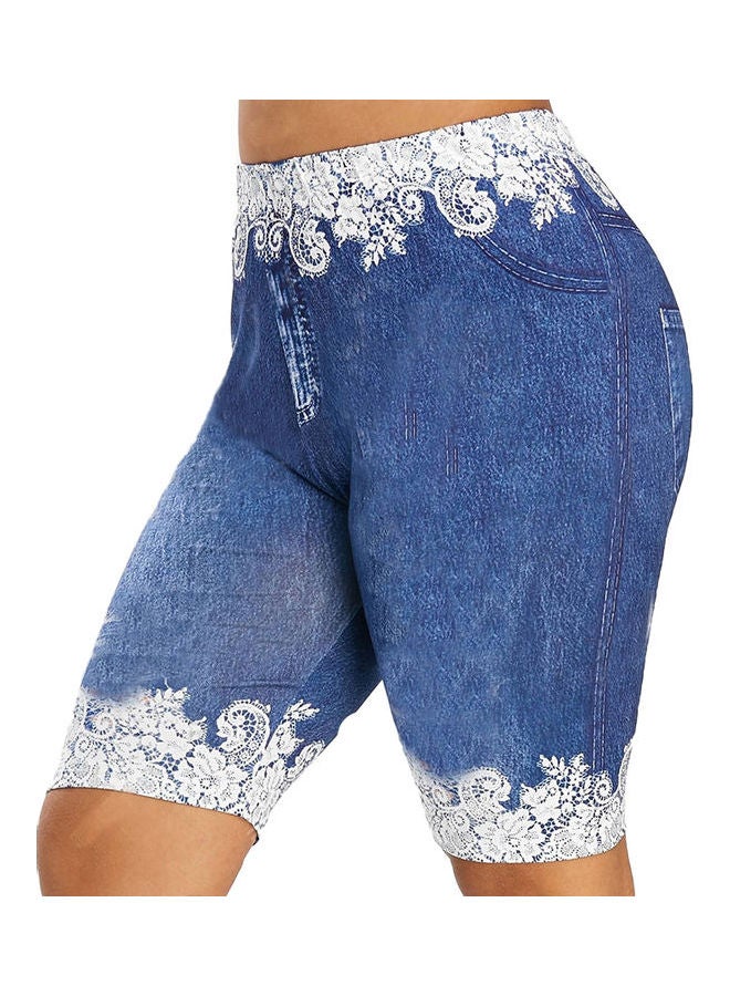 شورت عصري مزين برقعات من الدانتيل أزرق فاتح/ أبيض
