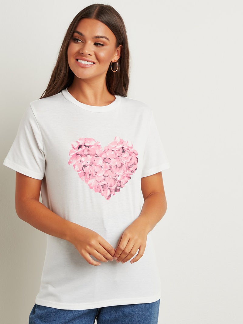 كلوزيت تيشيرت بطبعة تمثل رسمة زهور على شكل قلب أبيض - Image 1