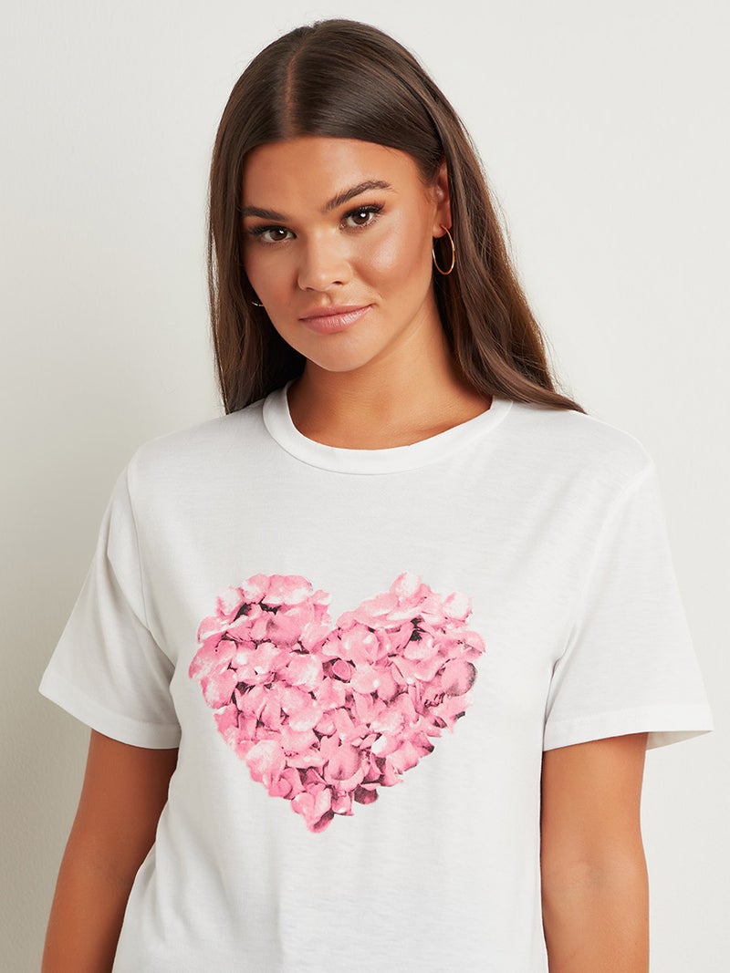 كلوزيت تيشيرت بطبعة تمثل رسمة زهور على شكل قلب أبيض - Image 2