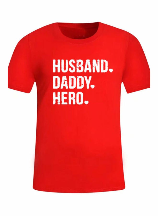 تيشيرت بطبعة عبارة "Husband Daddy Hero" أحمر/أبيض