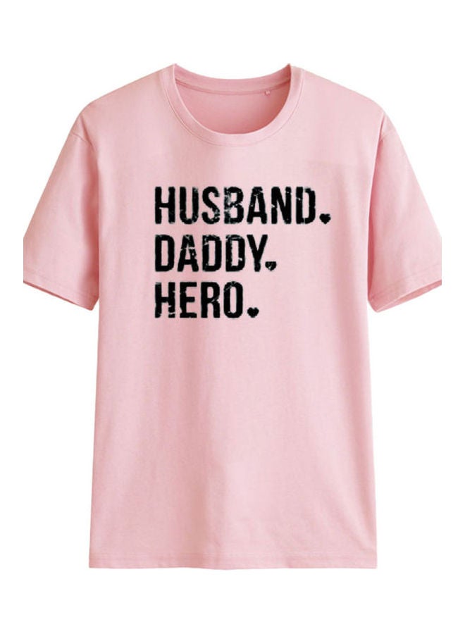 تيشيرت بطبعة عبارة "Husband Daddy Hero" وردي/ أسود