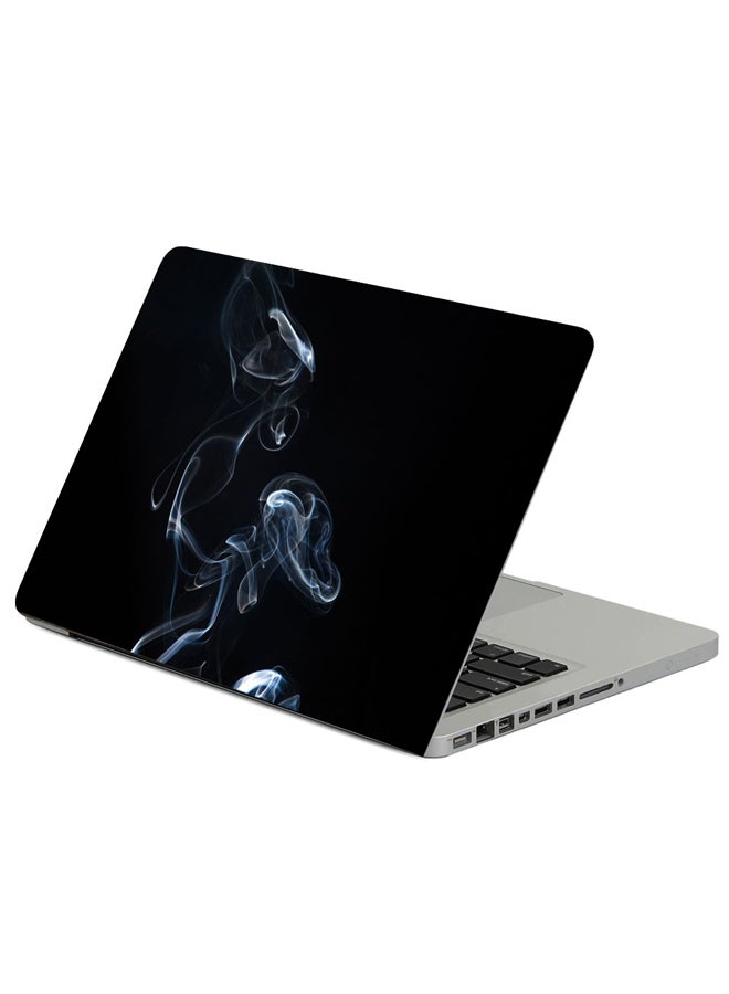 حافظة لابتوب مزينة بنمط دخان أمام خلفية سوداء متعدد الألوان