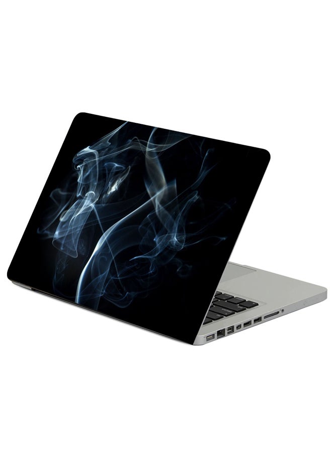 حافظة لابتوب مزينة بنمط دخان أمام خلفية سوداء متعدد الألوان