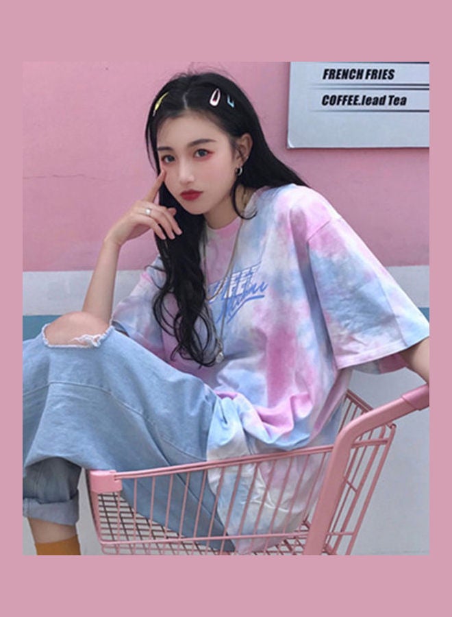 تيشيرت بفتحة رقبة مستديرة مزين بطبعات أزرق وردي - Image 3
