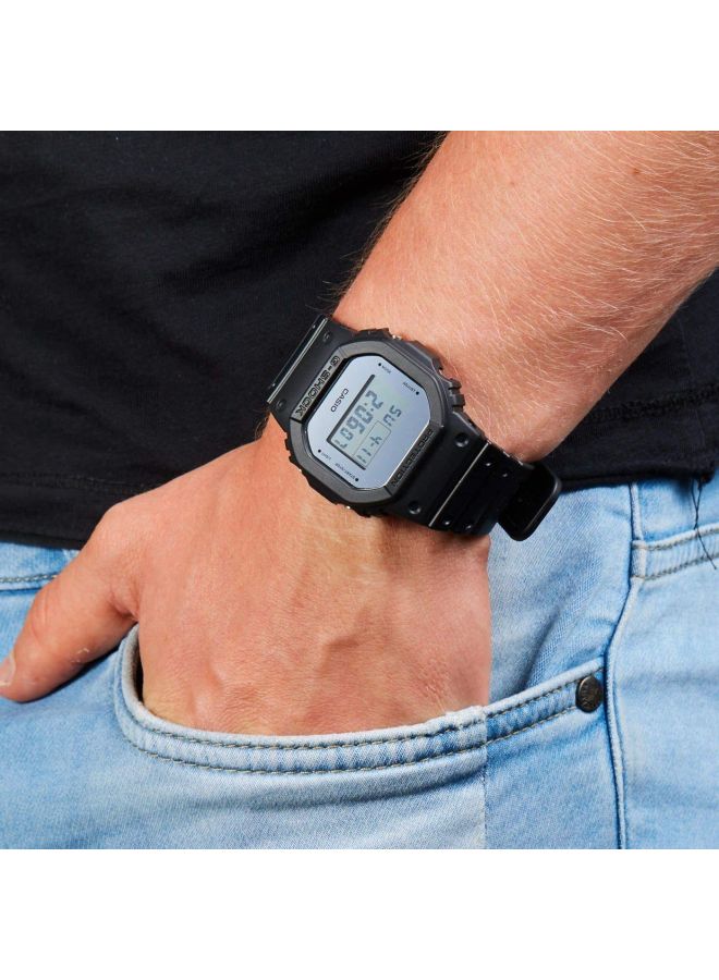 جي شوك ساعة يد رقمية مستطيلة الشكل بسوار من الراتينج مقاس 43 مم - أسود - DW-5600BBMA-1ER - Image 5