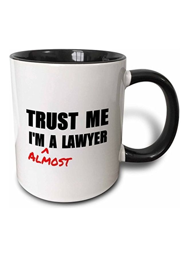 3Dروز "مج مطبوع عليه عبارة "Trust Me I'm Most A Lawyer" أسود / أبيض / أحمر 