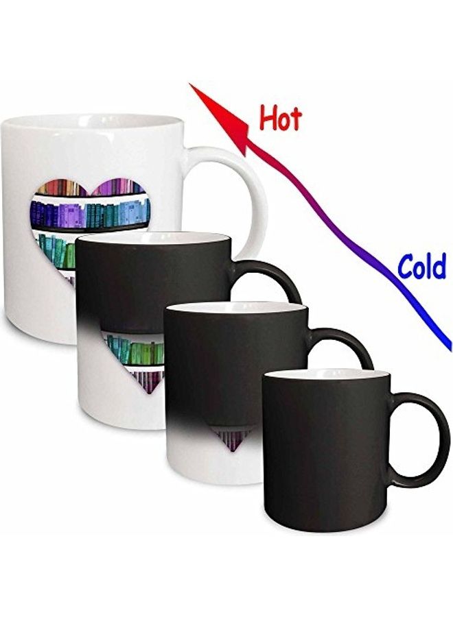 3Dروز فنجان كبير سحري يغير لونه بطبعة صورة رف يحتوي على كتب ملونة بـالوان قوس القزح داخل شكل القلب أبيض - Image 3