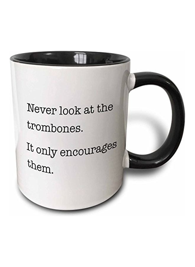 3Dروز مج بلونين مطبوع عليه عبارة "Never Look At The Trombons It Only Hreats Them" بلونين متعدد الألوان