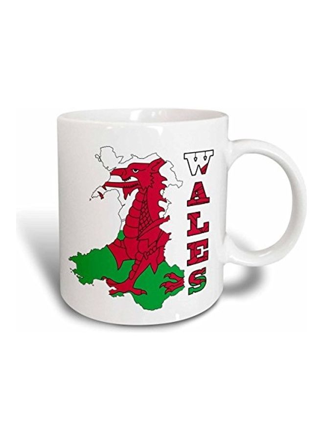 مج من السيراميك بطبعة علم ويلز في خريطة مجردة . متعدد الألوان