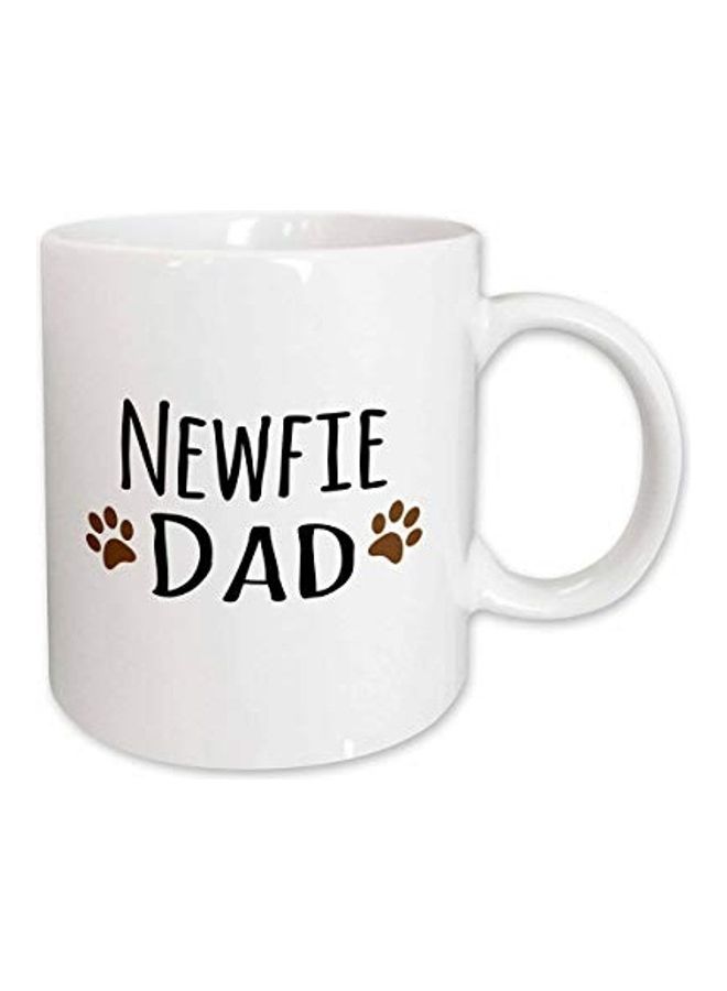 مج من السيراميك بطبعة عبارة "Newfie Dad" أبيض