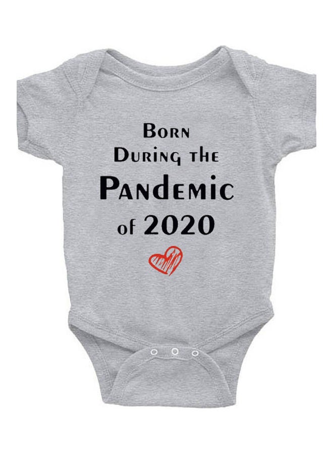 سروال قصير بتصميم طبعة عبارة "Born In The Bandemic 2020" رمادي/أسود - Image 2