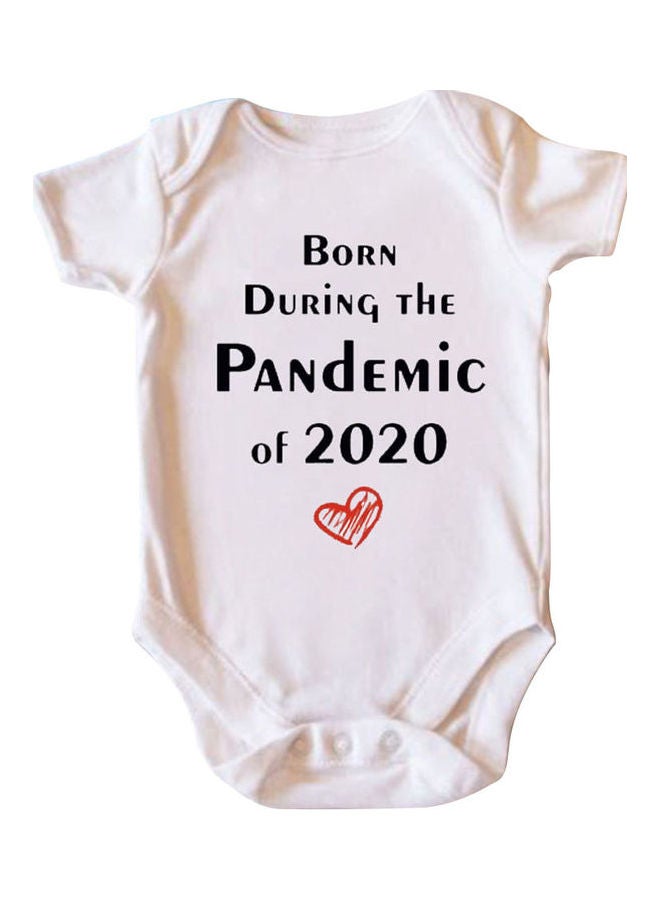سروال قصير بتصميم طبعة عبارة "Born In The Bandemic 2020" أبيض/ أسود