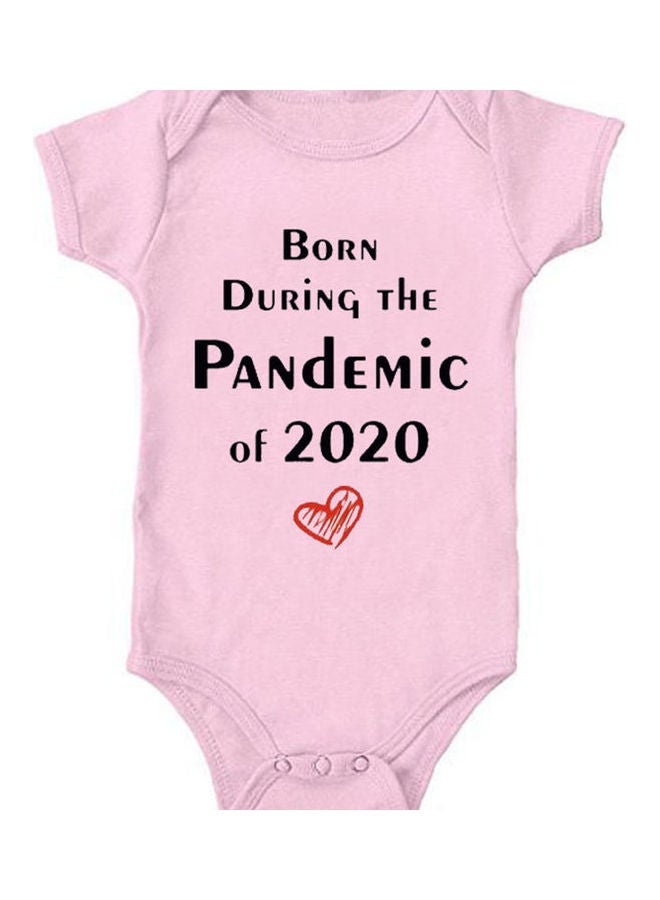 بدلة مطبوع عليها عبارة "Born During Pandemic 2020" وردي/ أسود - Image 2