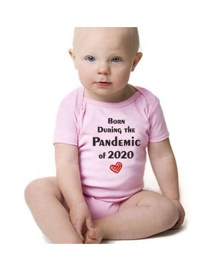 بدلة مطبوع عليها عبارة "Born During Pandemic 2020" وردي/ أسود - Image 1
