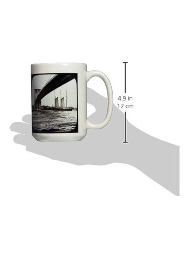 3Dروز مج قهوة بطبعة جسر بروكلين مع قارب شراعي أبيض/رمادي/أسود - Image 2