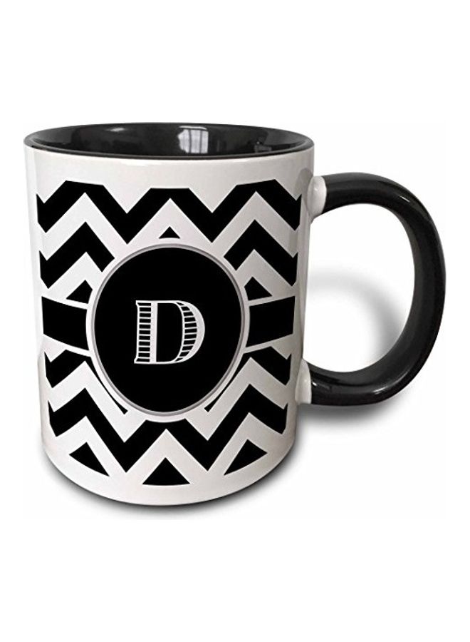 3Dروز مج مطبوع عليه حرف "D" . أبيض/ أسود