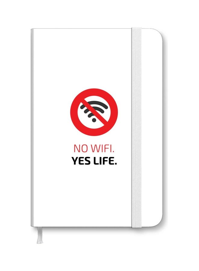 ستايلايزد دفتر ملاحظات بغلاف مقوى وسميك بمقاس A5 مطبوع عليه عبارة "No Wifi, Yes Life" أبيض