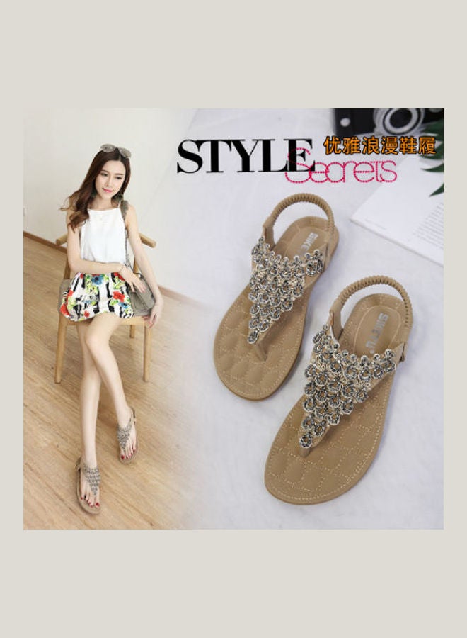 بيوينتي صندل مسطح بحزام مزين بالأحجار فضي/بيج - Image 2