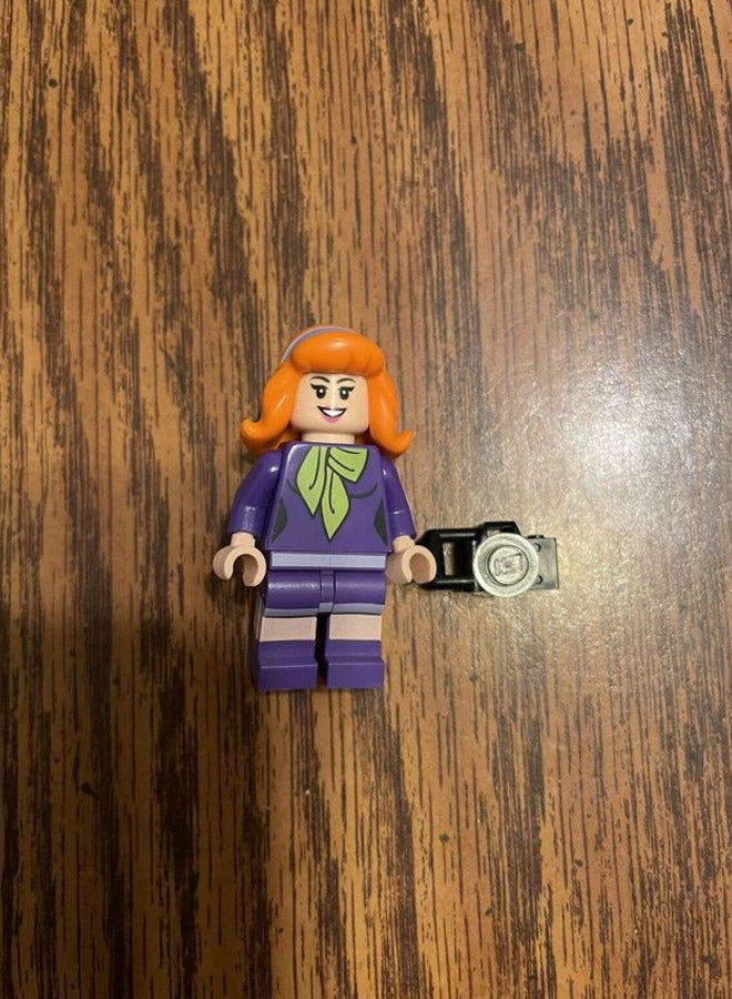 LEGO - Scooby-Doo Minifigure - Daphne With Camera (75904) 6+ Years - Image 1