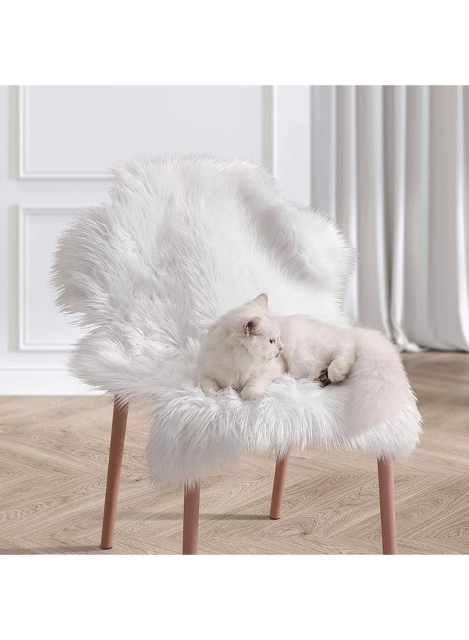 فيتاشيلي سجادة من الفراء الصناعي بتصميم منفوش وفائق الفخامة أبيض - Image 3