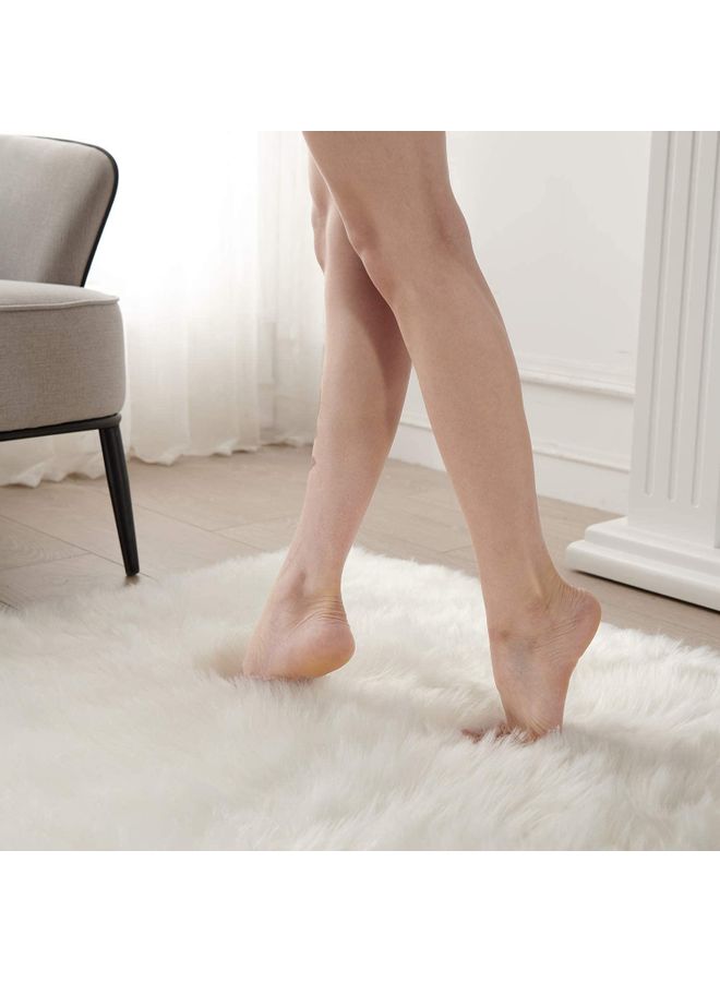 فيتاشيلي سجادة من الفراء الصناعي بتصميم منفوش وفائق الفخامة أبيض - Image 5