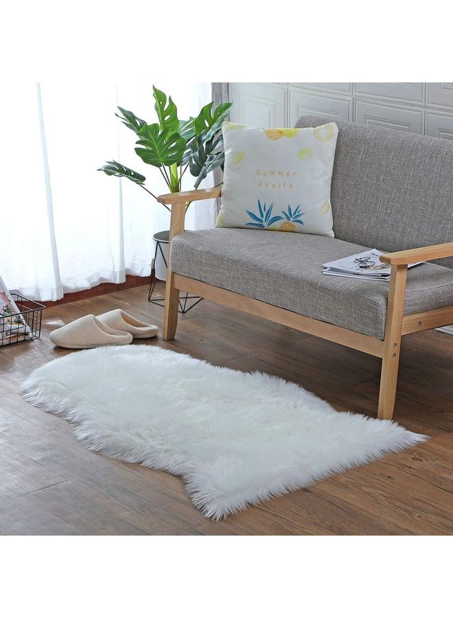 فيتاشيلي سجادة من الفراء الصناعي بتصميم منفوش وفائق الفخامة أبيض - Image 1
