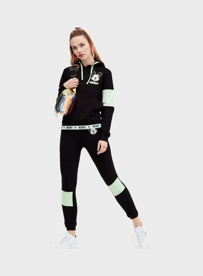 بلو إيج بنطال ضيق مزين برسمة مستوحاة من شخصية ميكي أسود/أخضر - Image 1