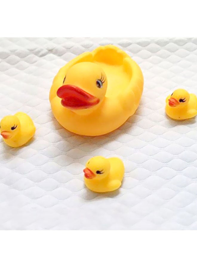 بيوينتي طقم ألعاب استحمام تصدر صوتاً على شكل بط من المطاط مكون من 4 قطع - Image 3