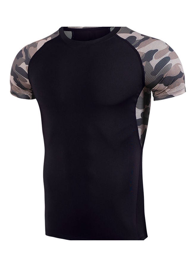 تيشيرت بفتحة رقبة مستديرة مزين بطبعة كاموفلاج أسود/ رمادي - Image 2