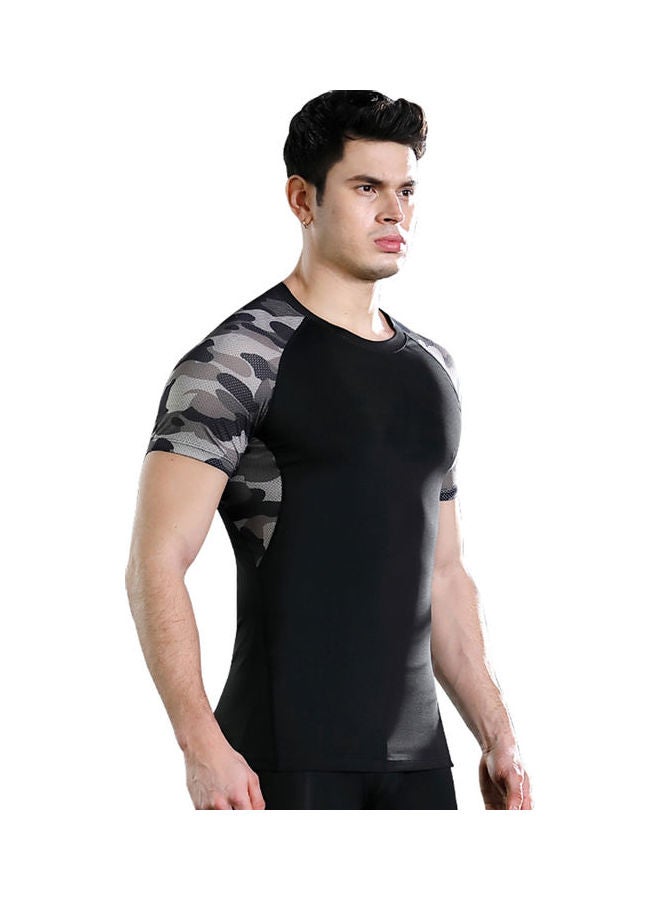 تيشيرت بفتحة رقبة مستديرة مزين بطبعة كاموفلاج أسود/ رمادي - Image 1