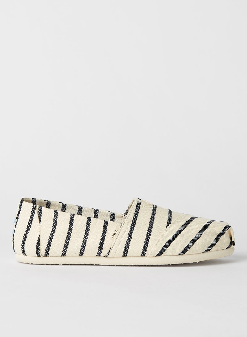تومس حذاء كلاسيكي من دون رباط وسهل الارتداء بتصميم مخطط أبيض - Image 1