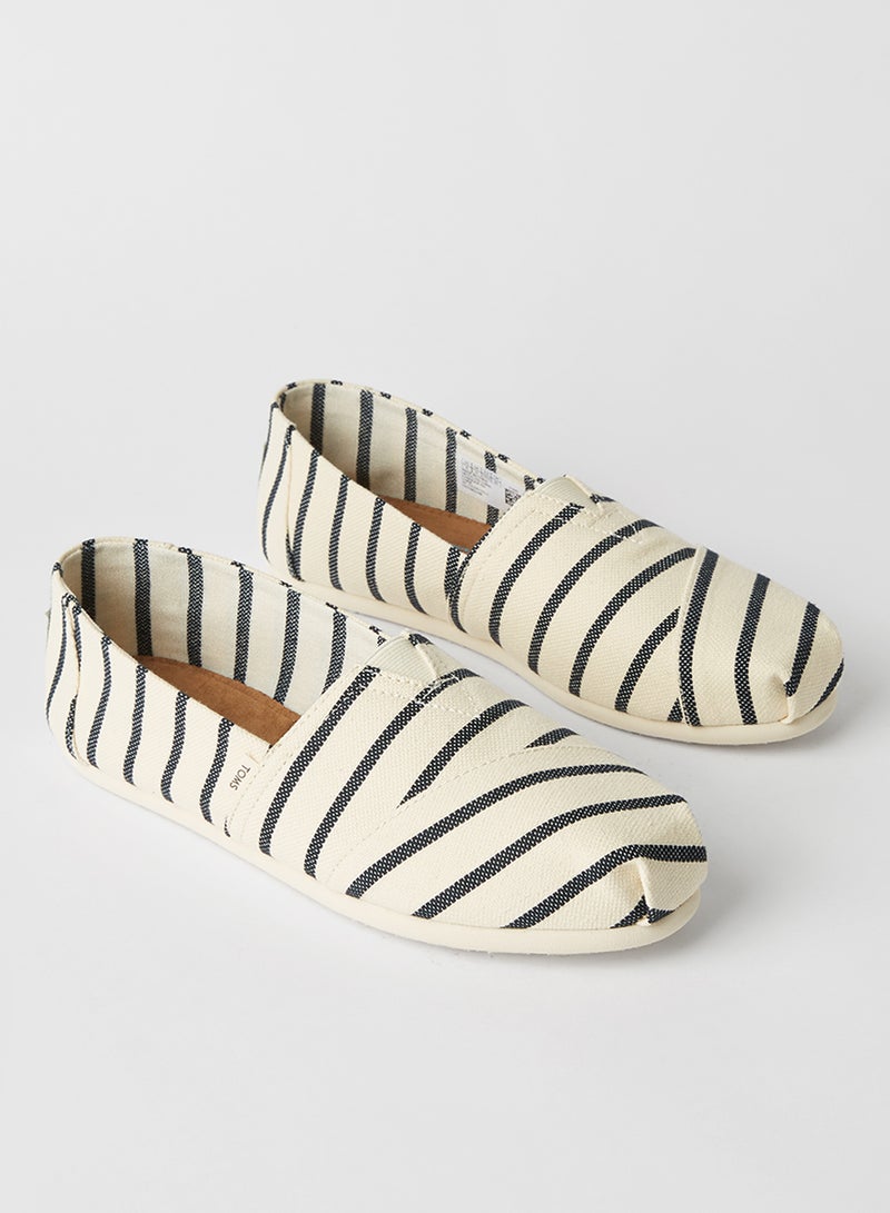 تومس حذاء كلاسيكي من دون رباط وسهل الارتداء بتصميم مخطط أبيض - Image 2