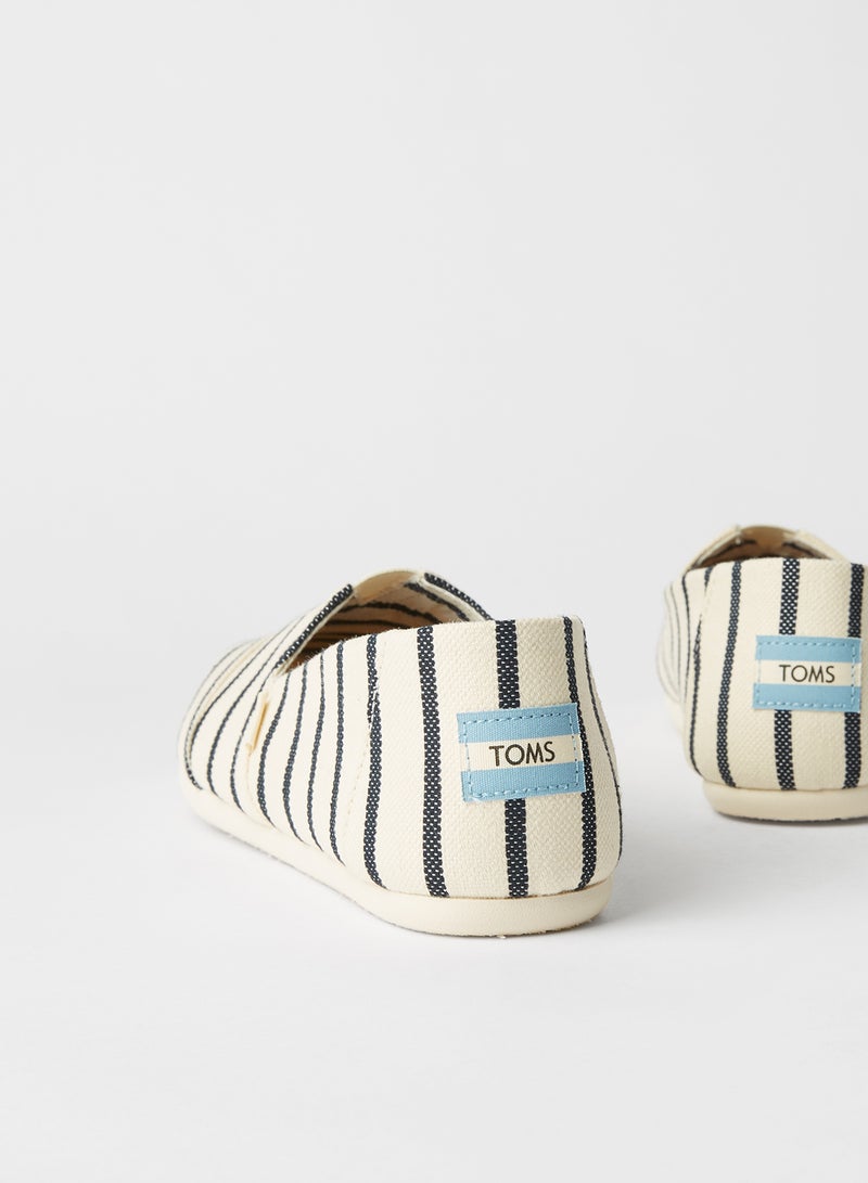 تومس حذاء كلاسيكي من دون رباط وسهل الارتداء بتصميم مخطط أبيض - Image 3