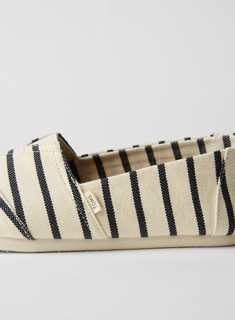 تومس حذاء كلاسيكي من دون رباط وسهل الارتداء بتصميم مخطط أبيض - Image 4