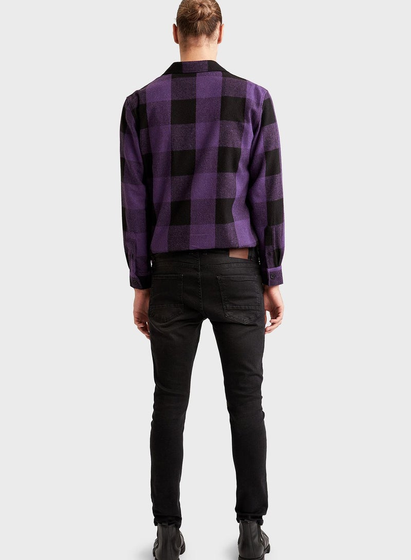 ديفاكتو بنطال جينز بقصة سكيني ضيقة يغسل برفق أسود - Image 2