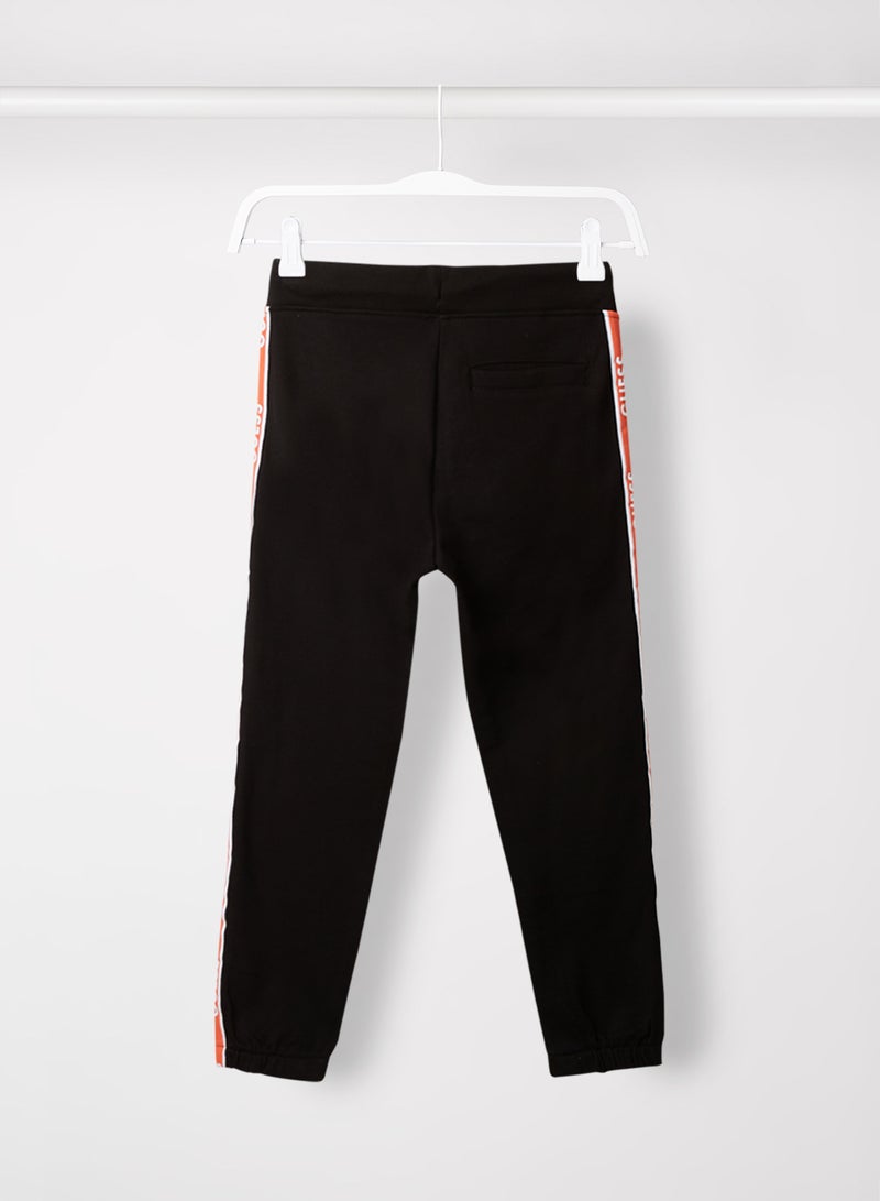 جس بنطال رياضي خفيف من قماش تيري بطبعة شعار على الجوانب للمراهقين/الصغار أسود حالك A996 - Image 2