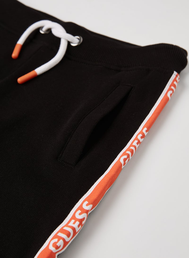 جس بنطال رياضي خفيف من قماش تيري بطبعة شعار على الجوانب للمراهقين/الصغار أسود حالك A996 - Image 3