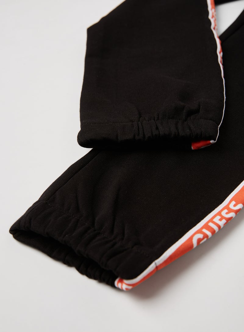 جس بنطال رياضي خفيف من قماش تيري بطبعة شعار على الجوانب للمراهقين/الصغار أسود حالك A996 - Image 4