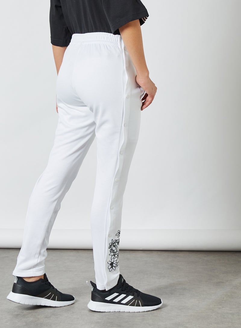 adidas بنطال بأزرار كبس ورسومات أبيض - Image 2