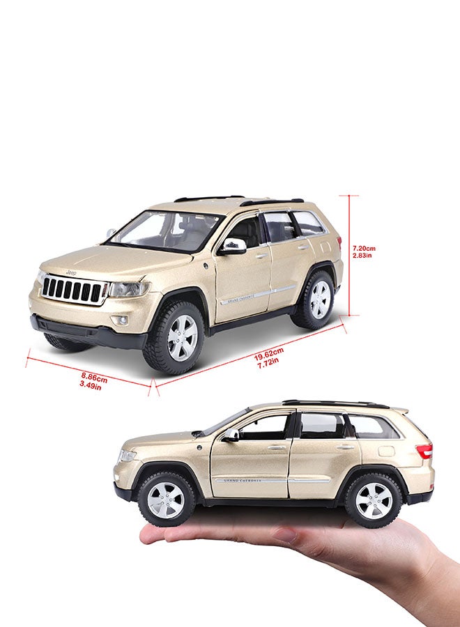 Maisto - Special Edition Grand Cherokee Laredo 1:24 Diecast Jeep  - Colour May Vary - Image 1