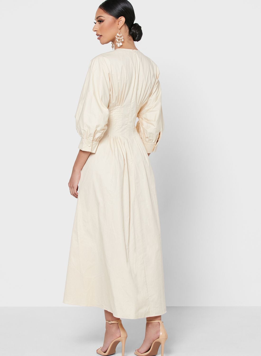 فستان مزين بكسرات كريم