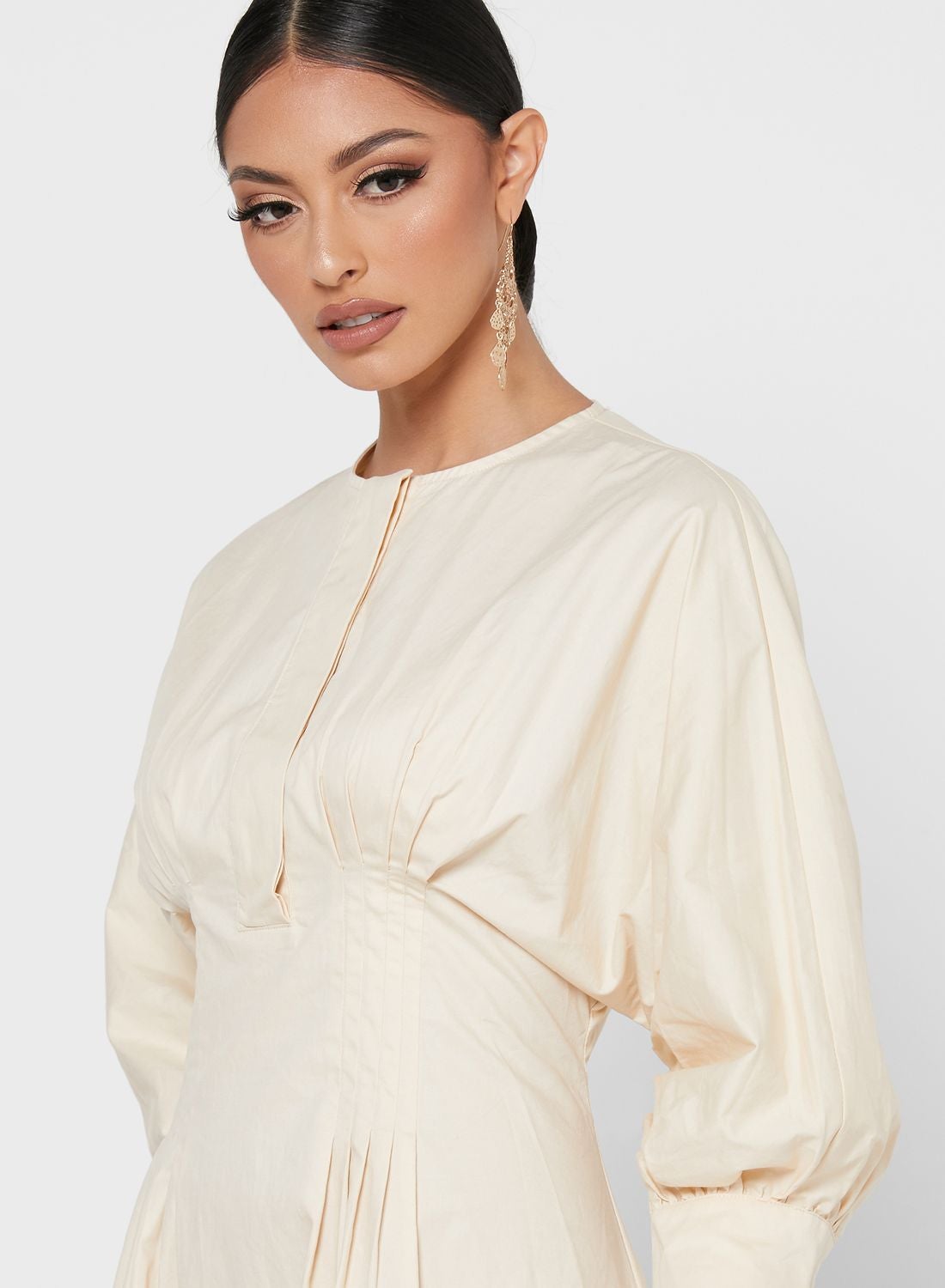 فستان مزين بكسرات كريم