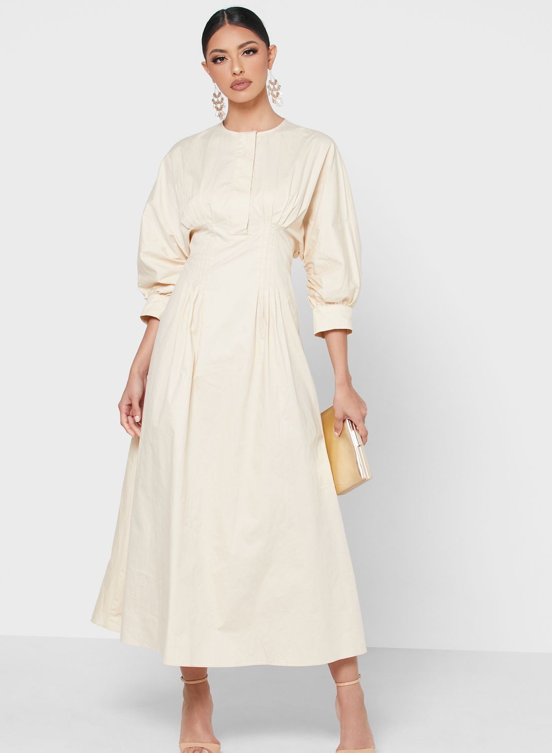 فستان مزين بكسرات كريم