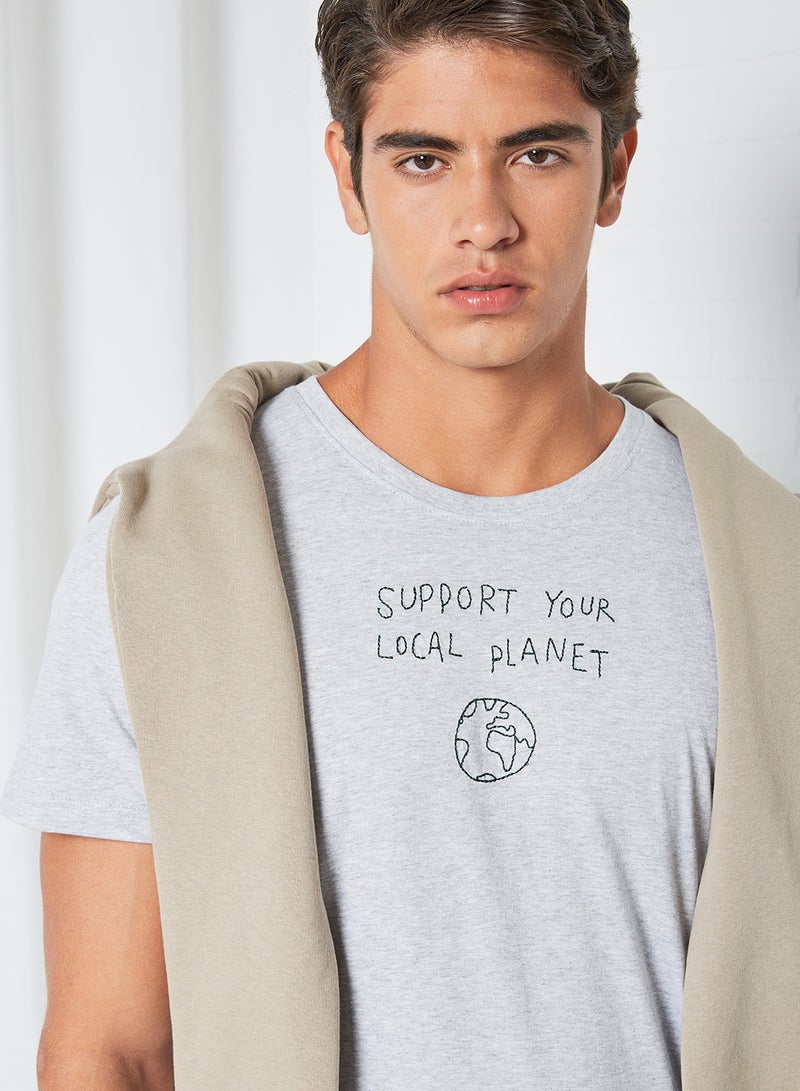 ديديكيتيد تيشيرت ستوكهولم بطبعة عبارة "Local Planet". خليط رمادي  - Image 4