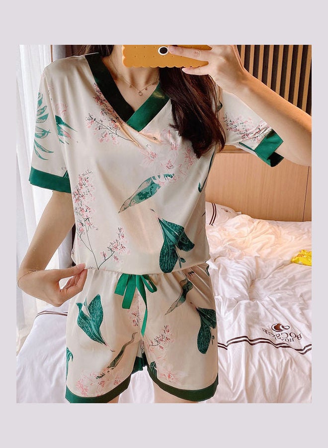 طقم مكون من تيشيرت برقبة على شكل حرف V وشورت متعدد الألوان