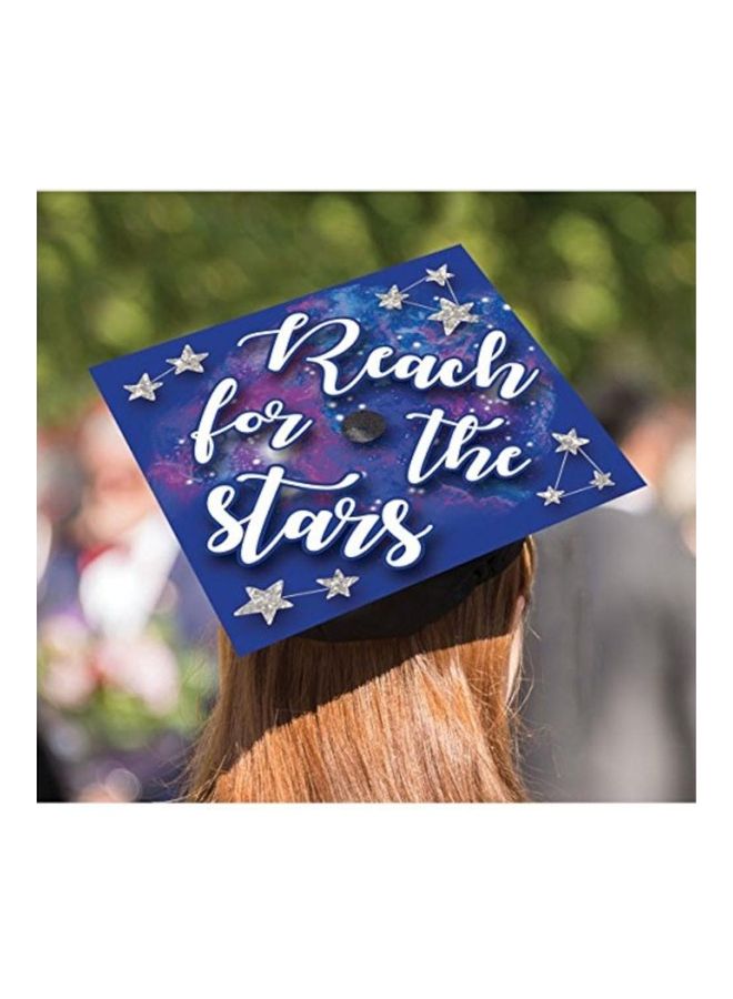 أمسكان قبعة تخرج مزينة بعبارة "Reach For The Stars"